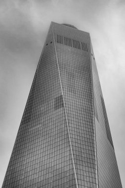 New York, ABD - 5 Kasım 2018: sis içindeki bir dünya ticaret merkezinin kulesi.