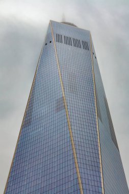 New York, ABD - 5 Kasım 2018: sis içindeki bir dünya ticaret merkezinin kulesi.