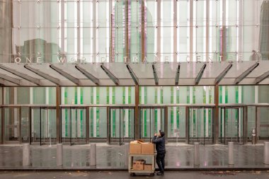 New York, ABD - 5 Kasım 2018: Bir dünya ticaret merkezinin giriş kapıları ve bir paketin teslim edilmesi.