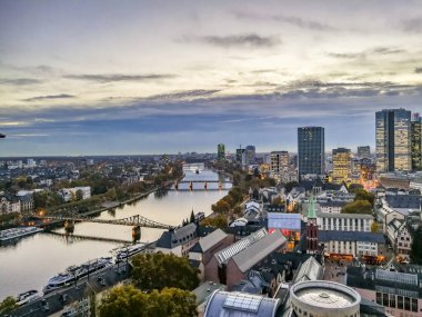Frankfurt, Almanya - 11 Kasım 2018: Günbatımında Frankfurt 'un ufuk çizgisine bakın, Almanya