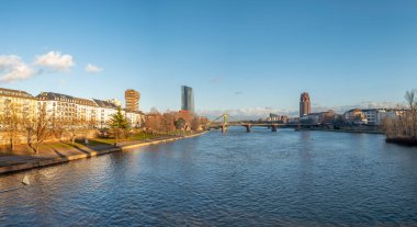 Frankfurt, Almanya - 14 Ocak 2019: Frankfurt am Main 'in ufuk çizgisi..
