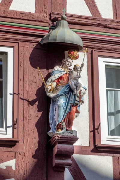 Miltenberg Niemcy Kwietnia 2018 Dziewica Maryja Posąg Głównej Ulicy Miltenbergu — Zdjęcie stockowe