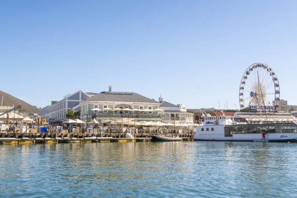 Güney Afrika 'daki Cape Town limanında turist çekmek için büyük tekerlek.