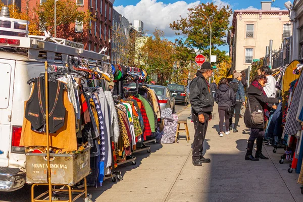 New York Usa November 2018 Folk Säljer Begagnade Kläder Gatan — Stockfoto