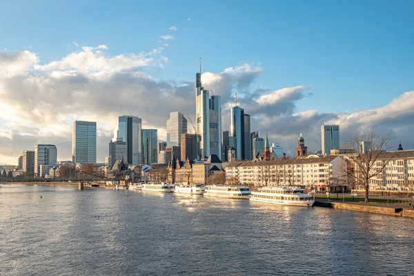 Φρανκφούρτη Γερμανία Ιανουαρίου 2019 Skyline Frankfurt Main Πλοία Στον Ποταμό — Φωτογραφία Αρχείου