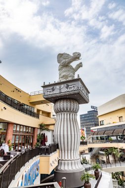 Los Angeles, ABD - 5 Mart 2019: Hollywood ve Highland Kompleksi 'nde dükkanlar, restoranlar ve ünlü filler.