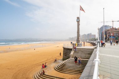 Gijon, Asturias, İspanya - 18 Eylül 2018: İnsanlar Gijon 'daki San Lorenzo plajında bayrak sallayarak tarihi gezinti yapıyorlar..