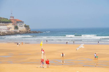 Gijon, Asturias, İspanya - 18 Eylül 2018: İnsanlar Gijon 'daki San Lorenzo plajında dinleniyor..