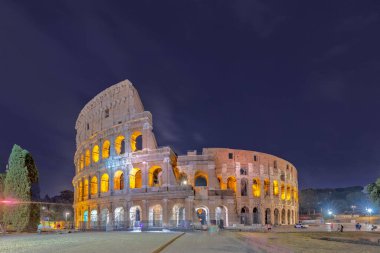 Roma, İtalya - 4 Ağustos 2021: Roma 'da geceleyin, İtalya' da yakılan kolezyum - kolezyum.