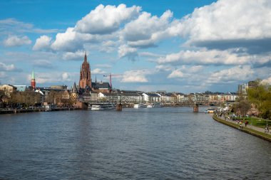 Frankfurt, Almanya - 10 Nisan 2022: Sachsenhausen 'den Frankfurt şehir merkezine, Almanya' ya bakan nehir.