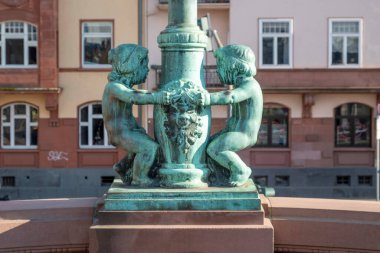 Frankfurt, Almanya - 10 Nisan 2022: Eiserner Steg - Demir Köprü - Frankfurt 'taki Main nehrinin üzerinden geçen köprü. Girişteki fener iki demir figür tarafından sarılmış..