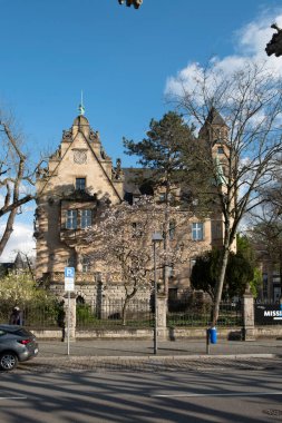 Frankfurt, Almanya - 10 Nisan 2022: Liebig Müzesi 'nin Frankfurt' taki evi. Liebig villası tarihi heykellere ev sahipliği yapıyor..