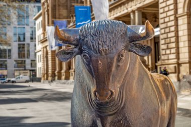 Frankfurt, Almanya - 11 Nisan 2022: Ayı ve Boğa heykeli. Frankfurt Borsa Binası.
