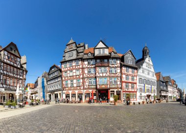Butzbach, Almanya - 18 Nisan 2022: Butzbach Almanya 'daki pazar meydanındaki insanlar
