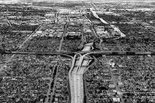 Evleri Sokakları Dikdörtgen Biçiminde Olan Los Angeles Şehrine Doğru Hava — Stok fotoğraf