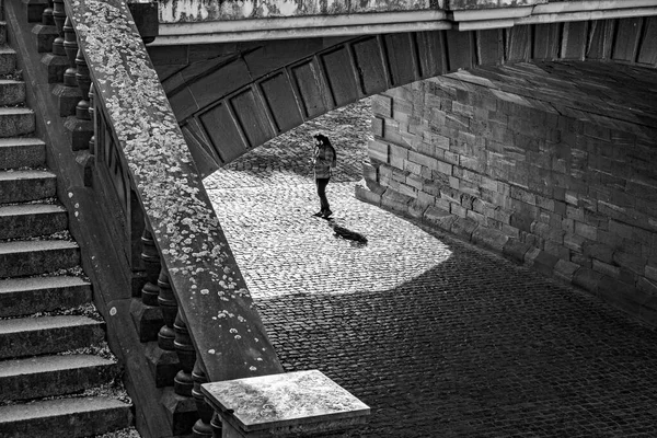 Frankfurt Alemanha Abril 2022 Homem Sob Ponte Tocando Saxofone Goza — Fotografia de Stock