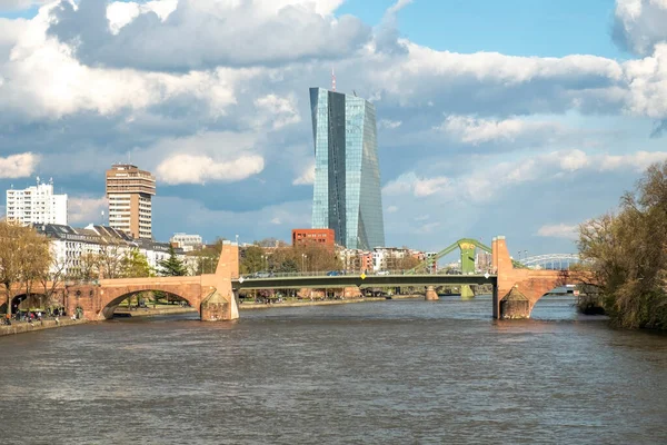 Frankfurt Tyskland April 2022 Mot Europeiska Centralbanken Med Ignaz Bubbelbro — Stockfoto