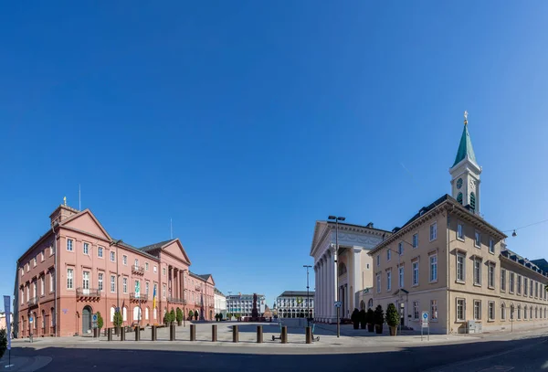 德国卡尔斯鲁厄 2022年4月17日 卡尔斯鲁厄市场广场 内有红色砂岩纪念碑 市政厅和其他具有历史风格的公共政府建筑 — 图库照片