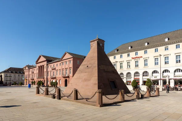 Karlsruhe Tyskland April 2022 Karlsruhe Pyramid Stadens Grundare Grav Röd — Stockfoto