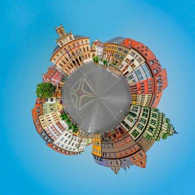 Weimar, Almanya - 28 Temmuz 2018: Weimar 'daki eski pazar yerinin panoramik görüntüsü ünlü belediye binasıyla küçük gezegen formatında.
