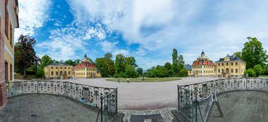 Weimar, Almanya - 29 Temmuz 2018: Weimar, Thuringia 'daki ev partileri için kurulan Barok Belvedere kalesi