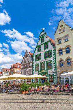 Erfurt, Almanya - 29 Temmuz 2018: Almanya 'nın Erfurt kentindeki katedralin önündeki merkez meydandaki insanlar. Erfurt, Thüringen 'in başkentidir ve şehrin adı ilk kez 742 yılında geçmiştir..