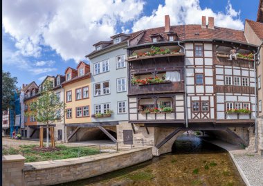 Erfurt, Almanya - 29 Temmuz 2018: Erfurt, Thüringen, Almanya, Avrupa 'daki Merchants Köprüsü cephesi.