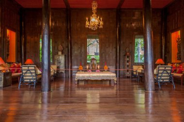 Bangkok, Tayland - 4 Ocak 2010: günümüzde müze olarak hizmet veren Jim Thompson evini ziyaret. Jim Thompson Tayland 'da tekstil üretiminde bir iş adamıydı..