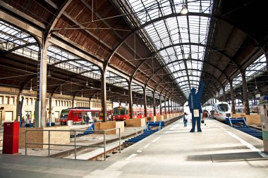 Wiesbaden, Almanya - 11 Nisan 2010: Wiesbaden 'de Willkommen imzalı klasik demir tren istasyonu. İçeriden hoş geldin işareti.