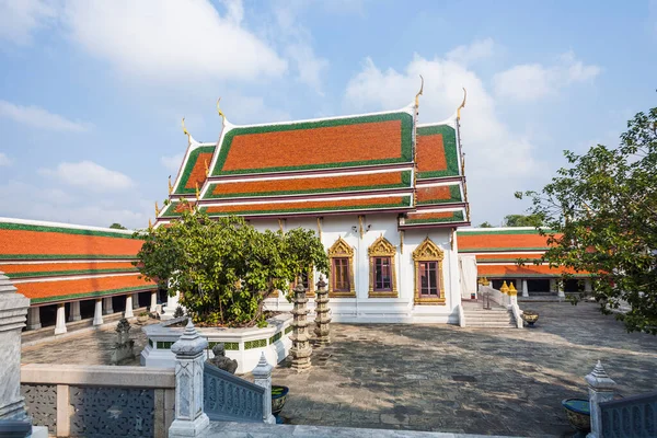 Bangkok, Tayland - 4 Ocak 2010 ünlü tapınak Phra Sri Ratana Chedi Bangkok 'un iç sarayında folyo altınla kaplandı..