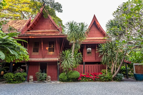 Bangkok, Tayland - 4 Ocak 2010: günümüzde müze olarak hizmet veren Jim Thompson evini ziyaret. Jim Thompson Tayland 'da tekstil üretiminde bir iş adamıydı..