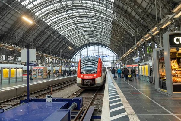 德国法兰克福 2022年2月15日 人们在法兰克福火车站赶火车 这个历史性的火车站建于1898年左右 风格古典主义 — 图库照片