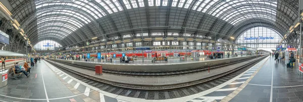 德国法兰克福 2022年2月15日 人们在法兰克福火车站赶火车 这个历史性的火车站建于1898年左右 风格古典主义 — 图库照片