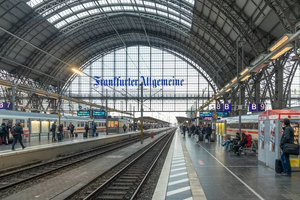 Frankfurt Duitsland Februari 2022 Mensen Haasten Zich Naar Trein Het — Stockfoto