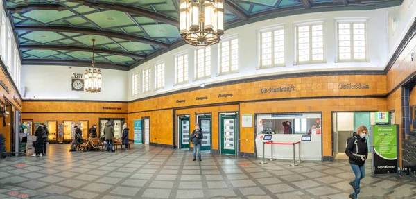 Westerland Tyskland Februari 2022 Folk Köper Draperibiljetter Den Historiska Tågstationen — Stockfoto