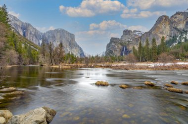 Yosemite Vadisi 'nin güzel manzarası. Merced River' dan kışın yarım kubbe ve el Capitan.