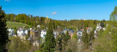 Nero Park 'taki panoramik bahar manzarası Wiesbaden, Almanya' da tarihi villaları olan Nero Hills 'e