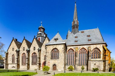 Butzbach Almanya 'daki Markus Kilisesi mavi gökyüzünün altında