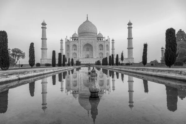 Festői Taj Mahal Indiában Napkeltekor Tükröződve Vízben — Stock Fotó