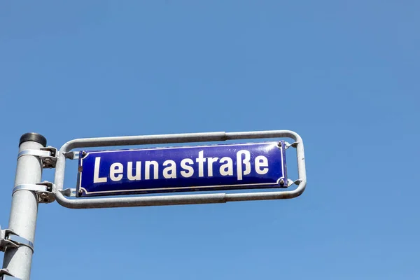 Sokak Adı Leunastrasse Engl Leuna Caddesi Frankfurt Sanayi Bölgesinde Mavi — Stok fotoğraf
