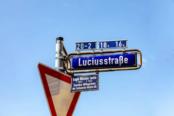 路径名Luciusstrasse Engl Lucius Street 法兰克福工业区蓝天下 — 图库照片