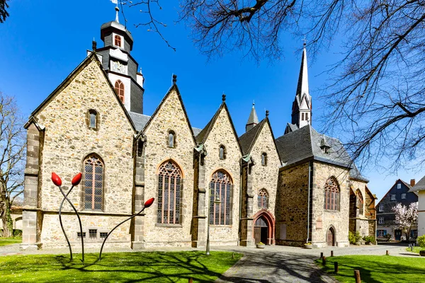 Butzbach Almanya 'daki Markus Kilisesi mavi gökyüzünün altında