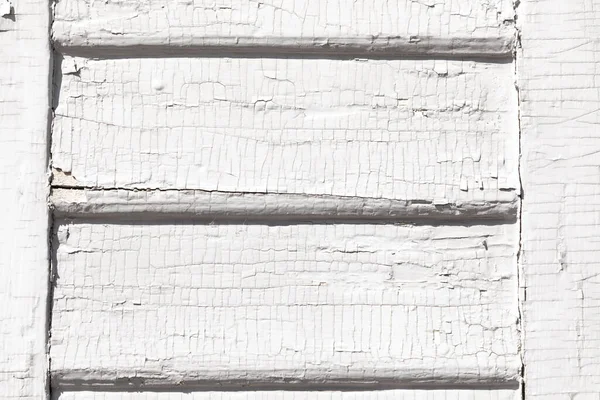 Detal Starej Drewnianej Żaluzji Zgniłą Pękniętą Białą Farbą — Zdjęcie stockowe