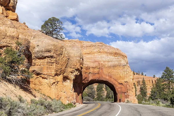 Red Rock Tunnel Arch Way Bryce Canyon Usa — Stock Photo, Image