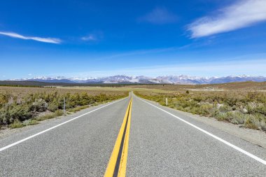 Çölde sarı çizgili manzaralı bir yol.