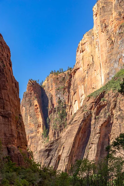 从美国犹他州Sinawaya的山谷寺庙看到的锡安国家公园的风景秀丽的山脉 — 图库照片