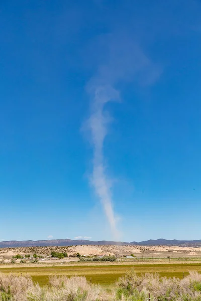 Kleine Tornado Woestijn Nevada Onder Blauwe Lucht — Stockfoto