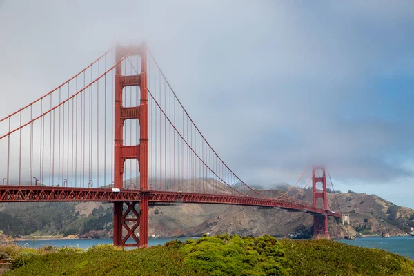 サンフランシスコ 2022年6月7日 早朝の光の中で霧の中でゴールデンゲートブリッジへの眺め — ストック写真