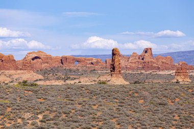 Arches Ulusal Parkı, ABD 'deki dengeli kayaya manzara
