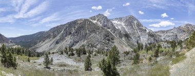 Yosemite Ulusal Parkı bölgesindeki Tioga Dağları manzaralı geçidi